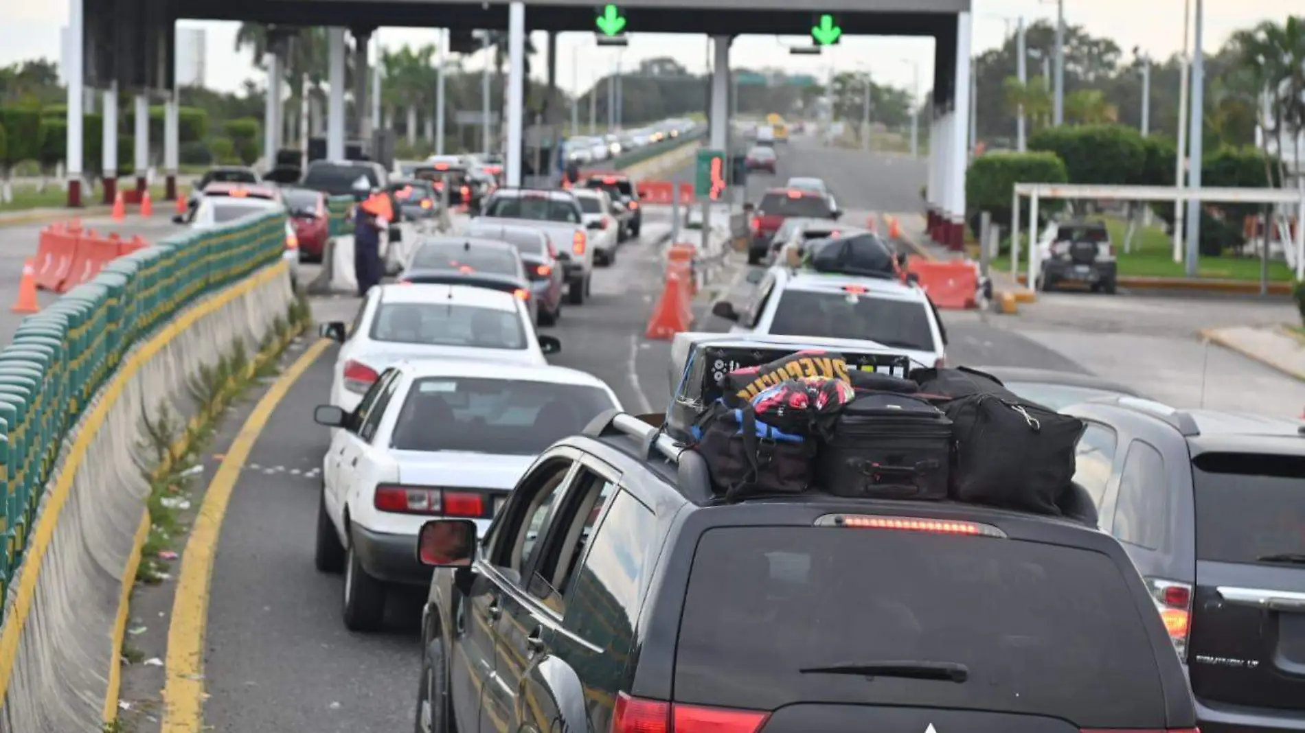 Vacacionistas saturan carreteras del sur de Tamaulipas y norte de Veracruz